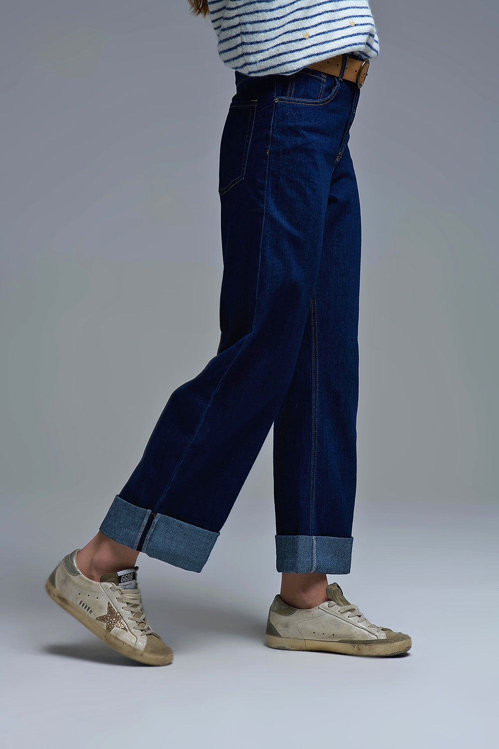 Jeans à taille haute bleu foncé à jambe large et ourlets repliés