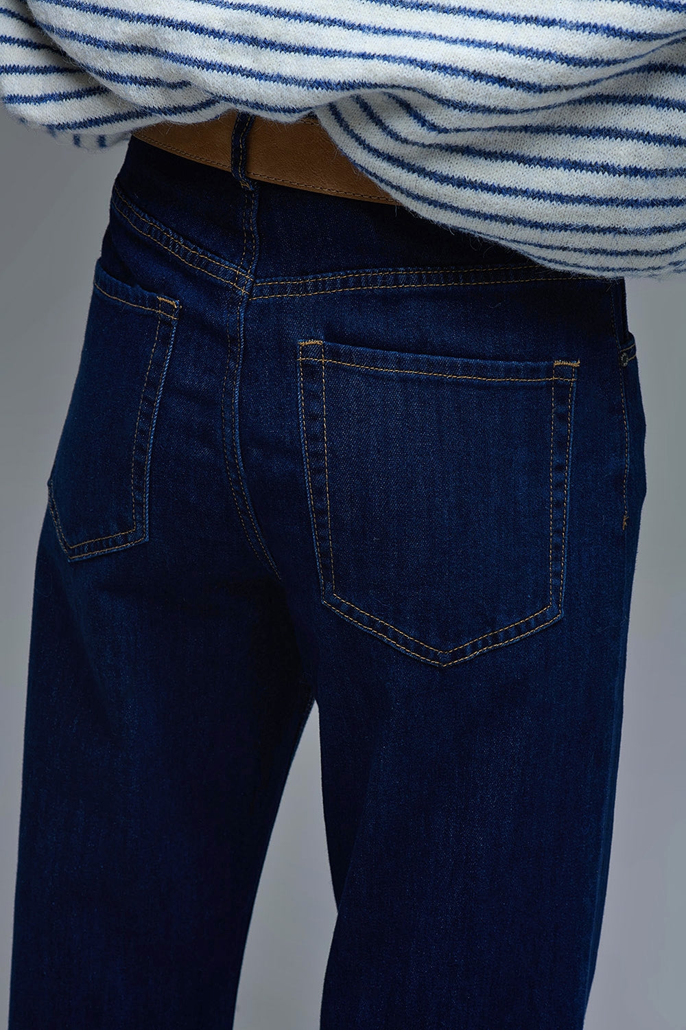 Jeans à taille haute bleu foncé à jambe large et ourlets repliés