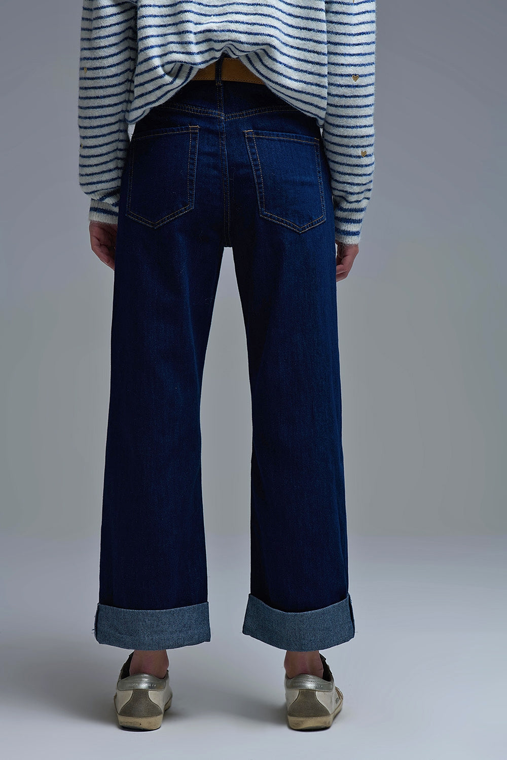 Jeans à taille haute bleu foncé à jambe large et ourlets repliés