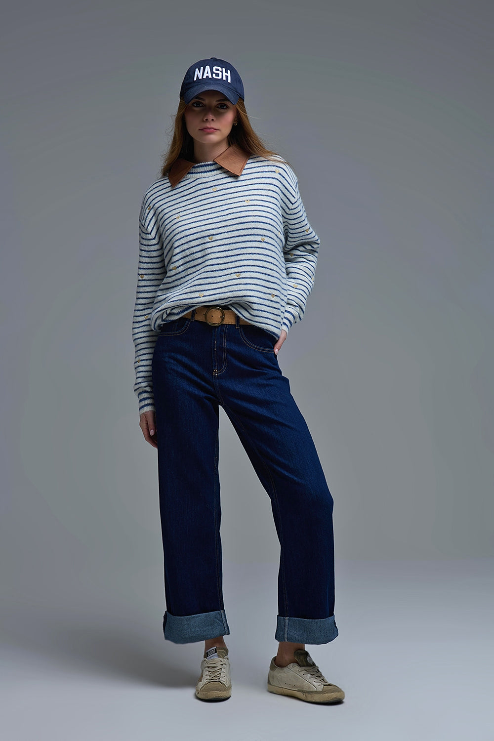 Pull en tricot à rayures bleues et brodé d'un coeur doré