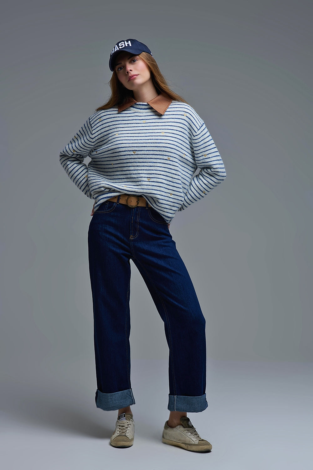 Pull en tricot à rayures bleues et brodé d'un coeur doré