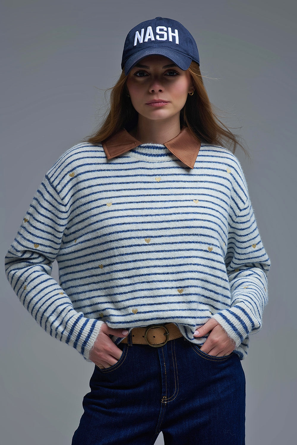 Pull en tricot à rayures bleues et brodé d'un coeur doré