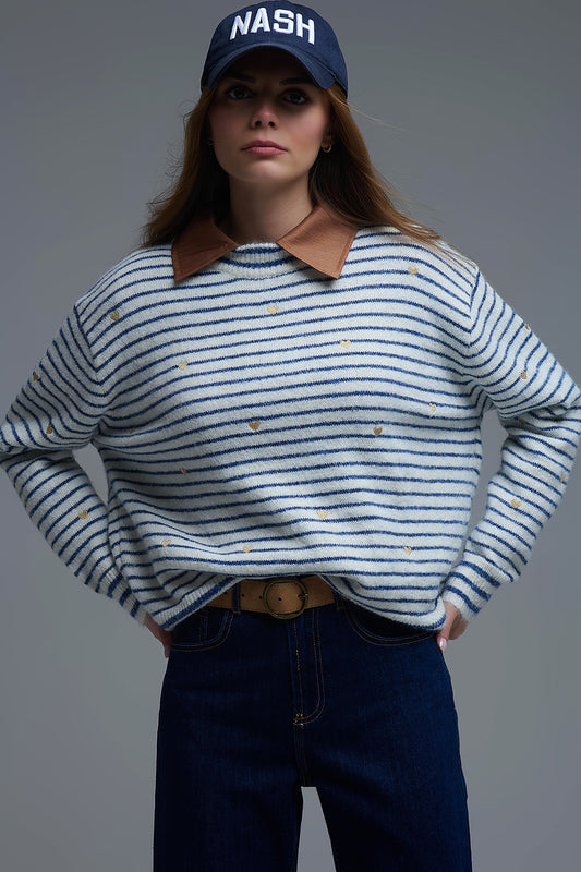 Pull en tricot à rayures bleues et brodé d'un coeur doré