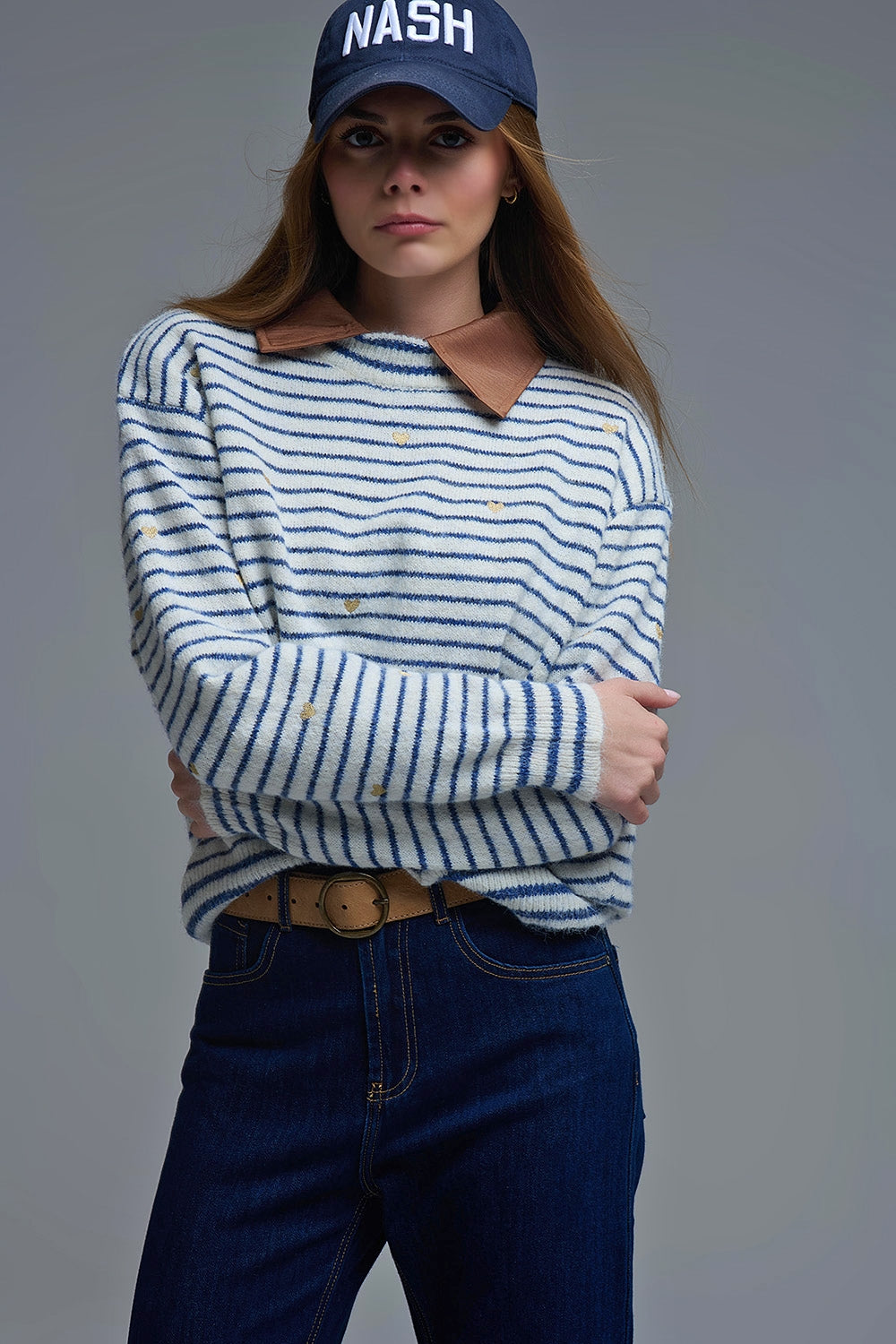 Pull en tricot à rayures bleues et brodé d'un coeur doré