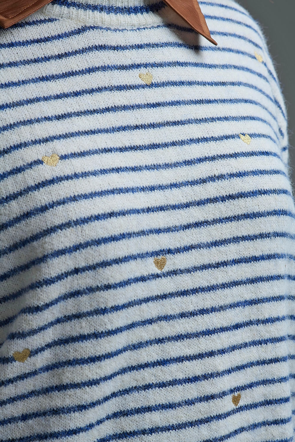Pull en tricot à rayures bleues et brodé d'un coeur doré