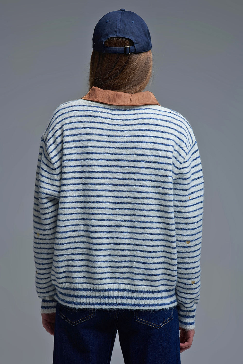 Pull en tricot à rayures bleues et brodé d'un coeur doré
