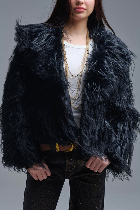 Veste noire en fausse fourrure avec grand col