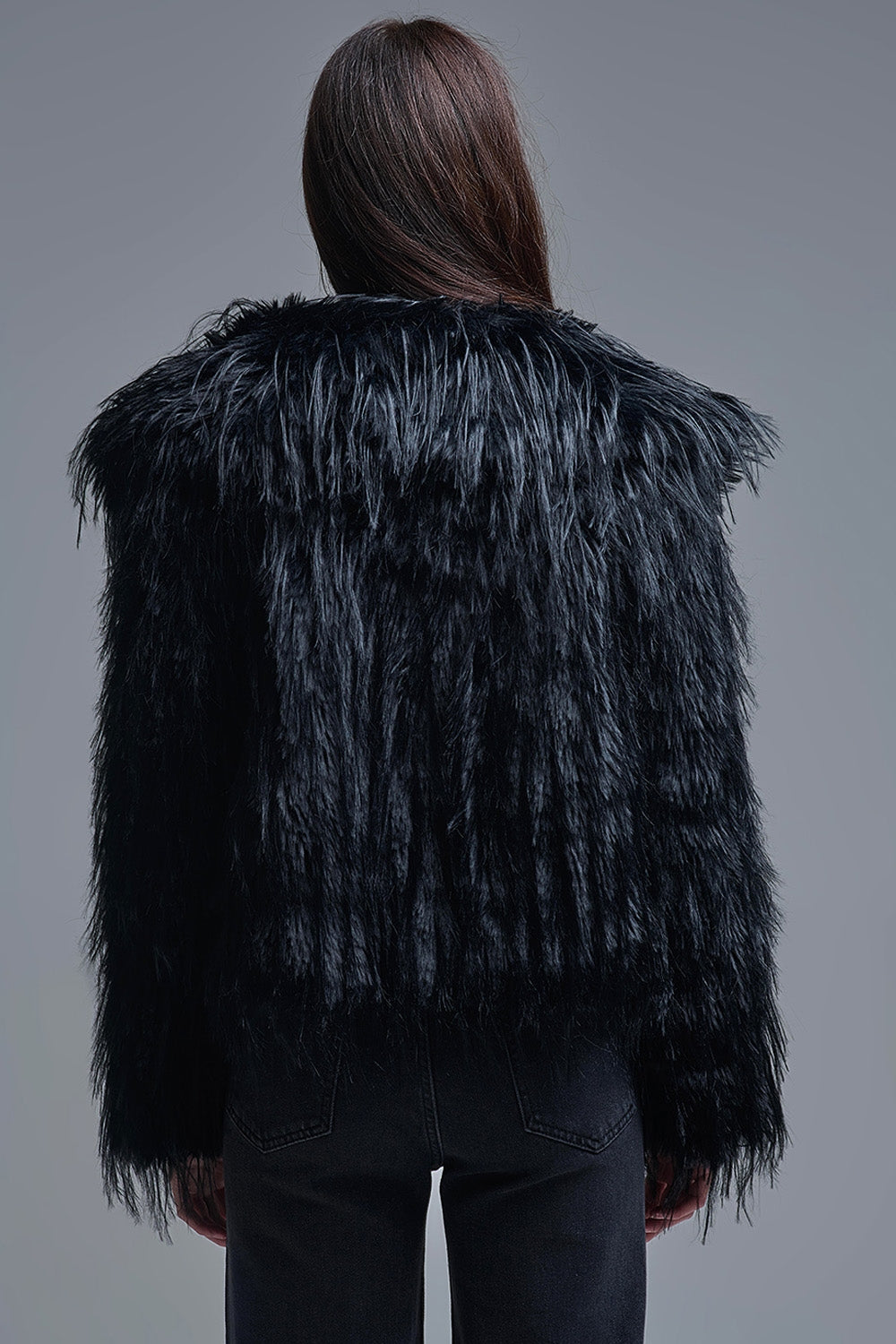 Veste noire en fausse fourrure avec grand col