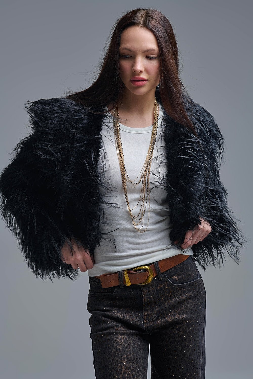 Veste noire en fausse fourrure avec grand col