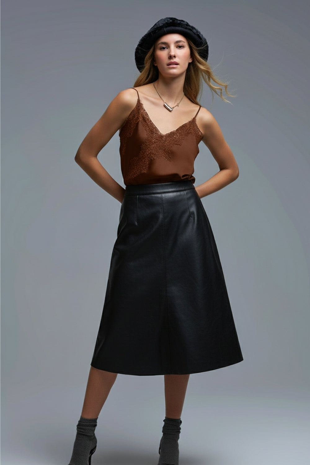 Top asymétrique en satin marron avec motif lacé