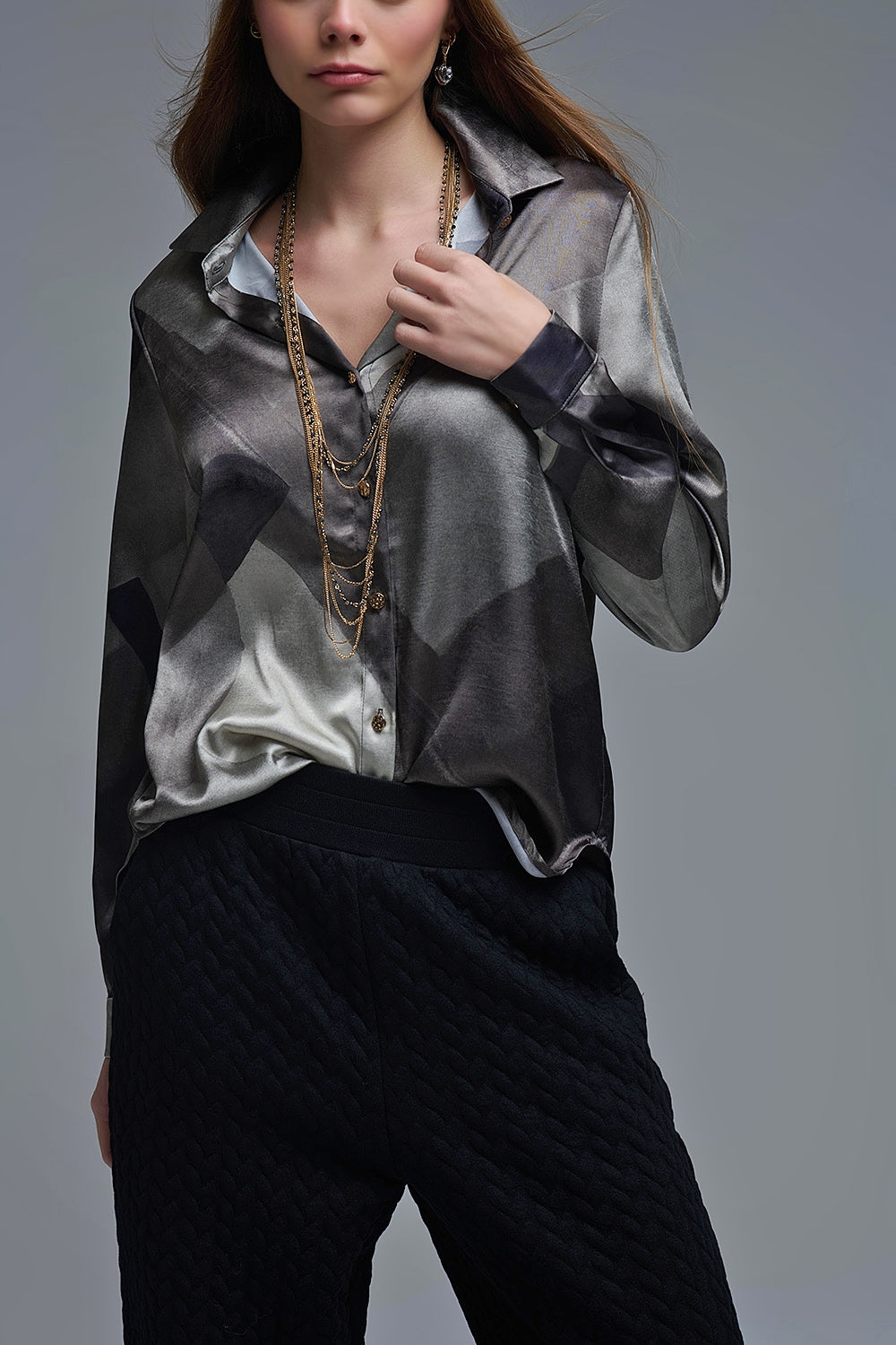 chemise en satin gris à imprimé géométrique