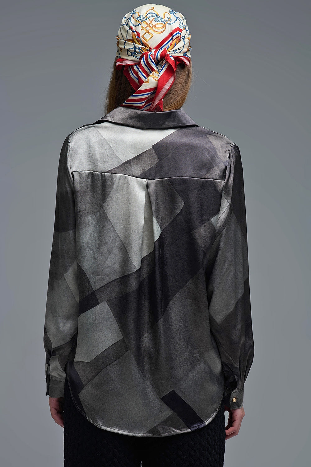 chemise en satin gris à imprimé géométrique