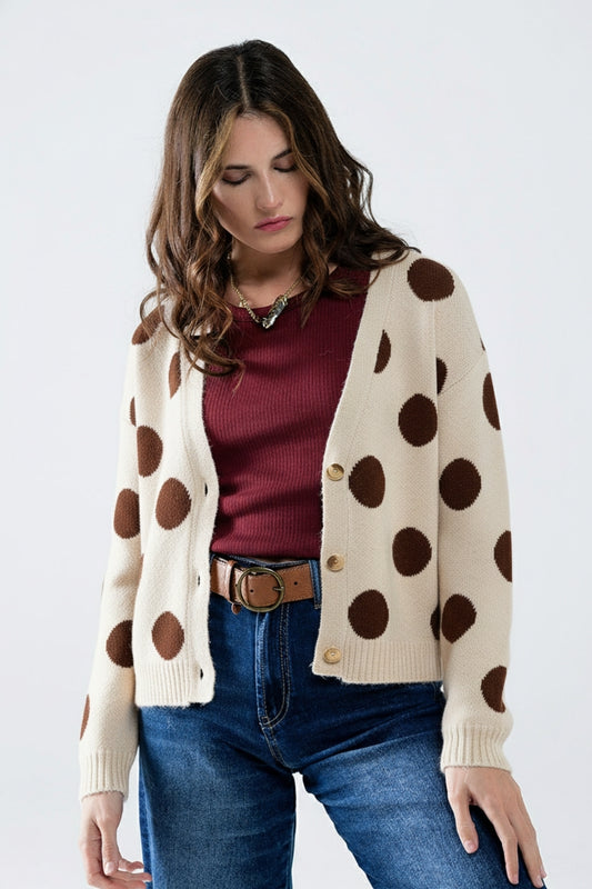 Veste en tricot crème à gros pois bruns et boutons dorés