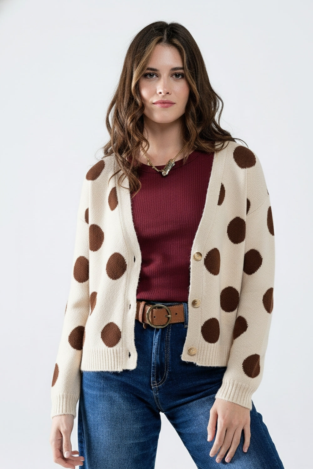 Veste en tricot crème à gros pois bruns et boutons dorés