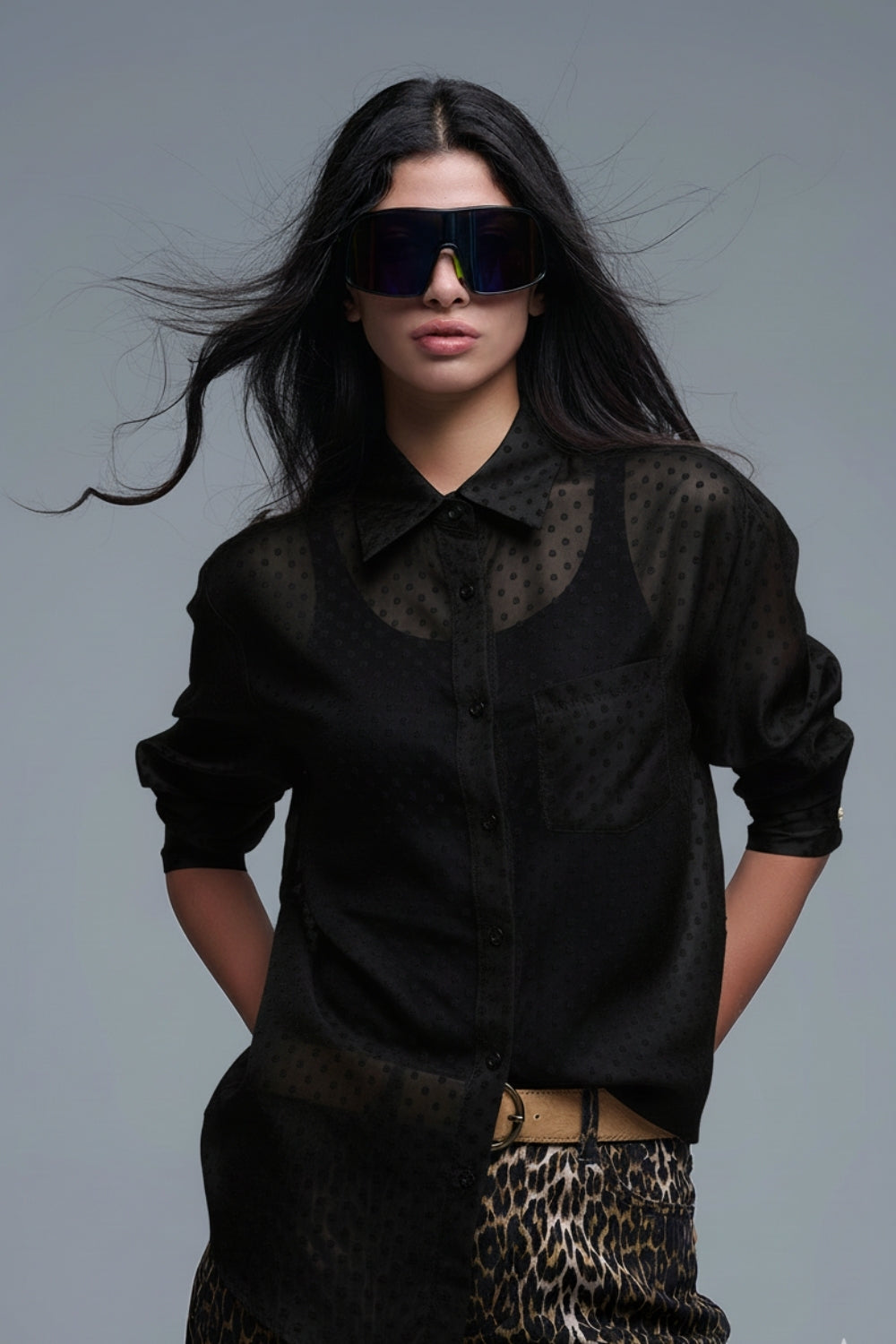 Chemise boutonnée à pois noire en mousseline de soie