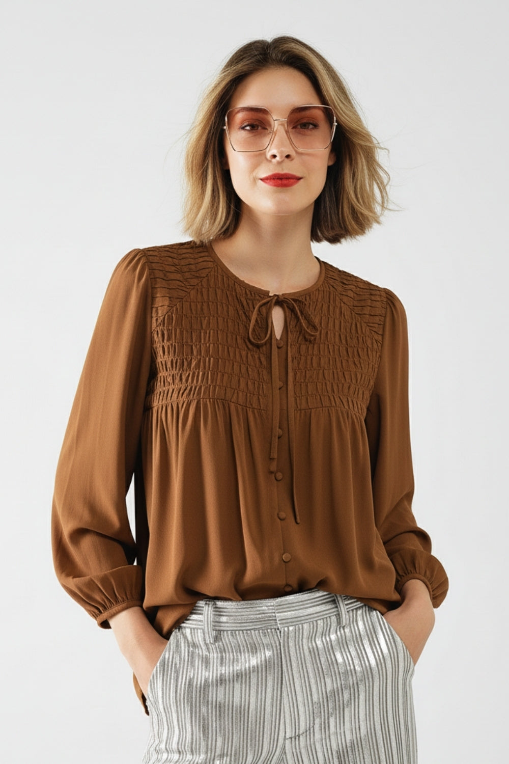Chemise chic en satin marron avec dentelle