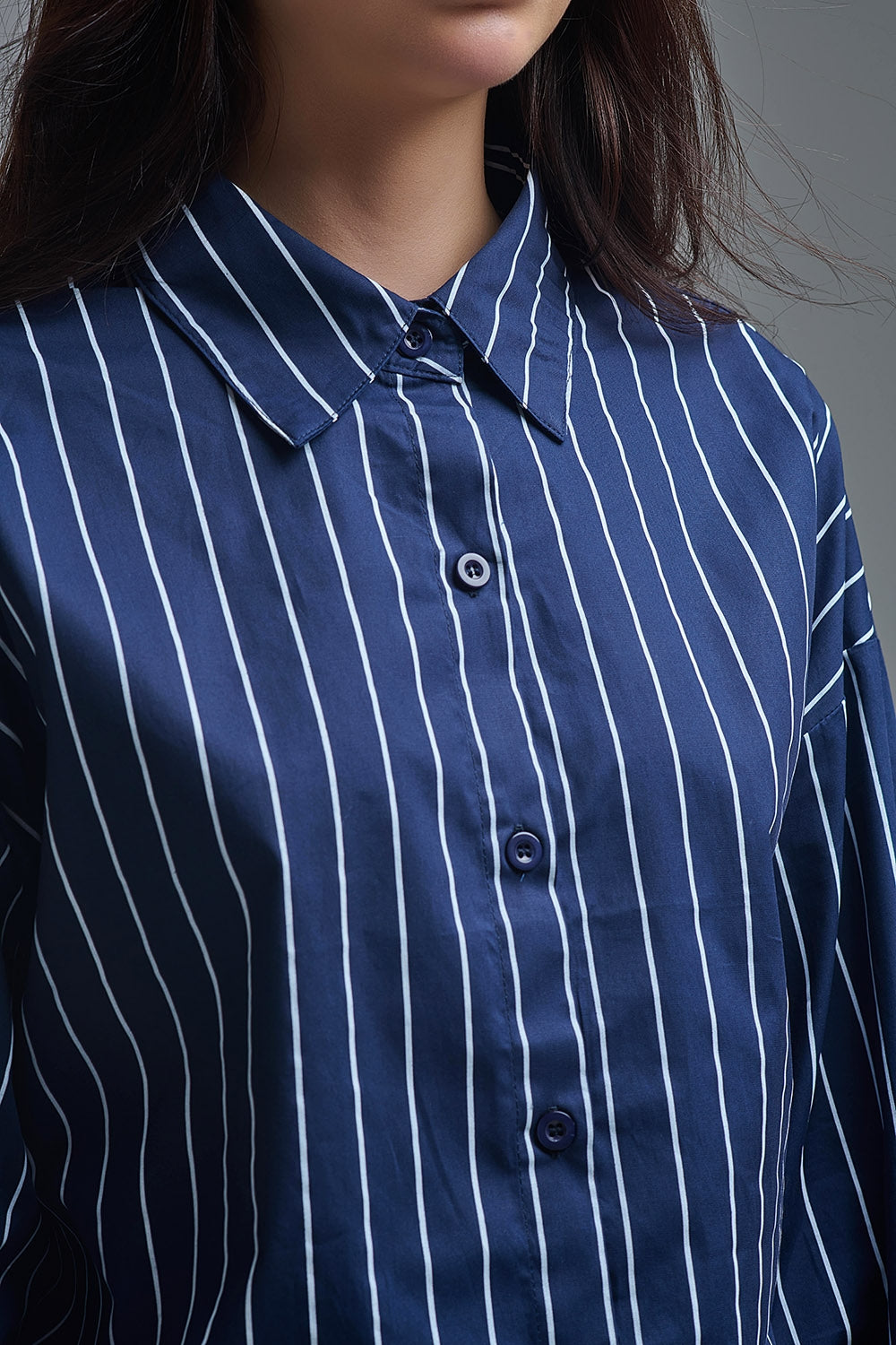 Chemise à col montant rayée bleu marine en popeline douce