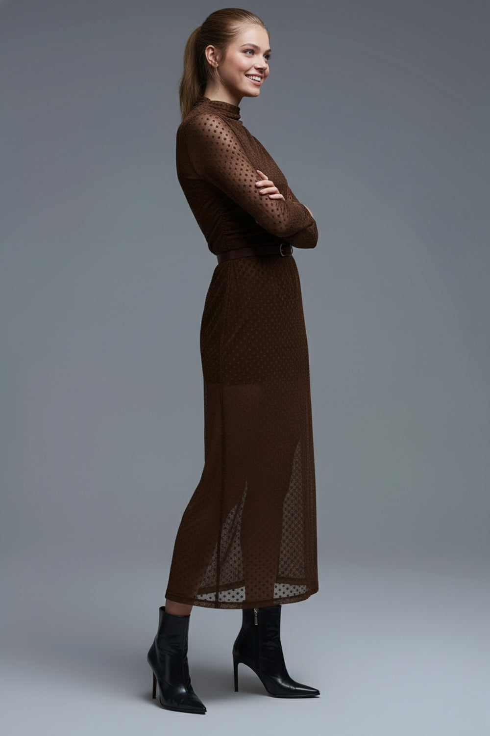 Robe longue à pois marron en tissu transparent
