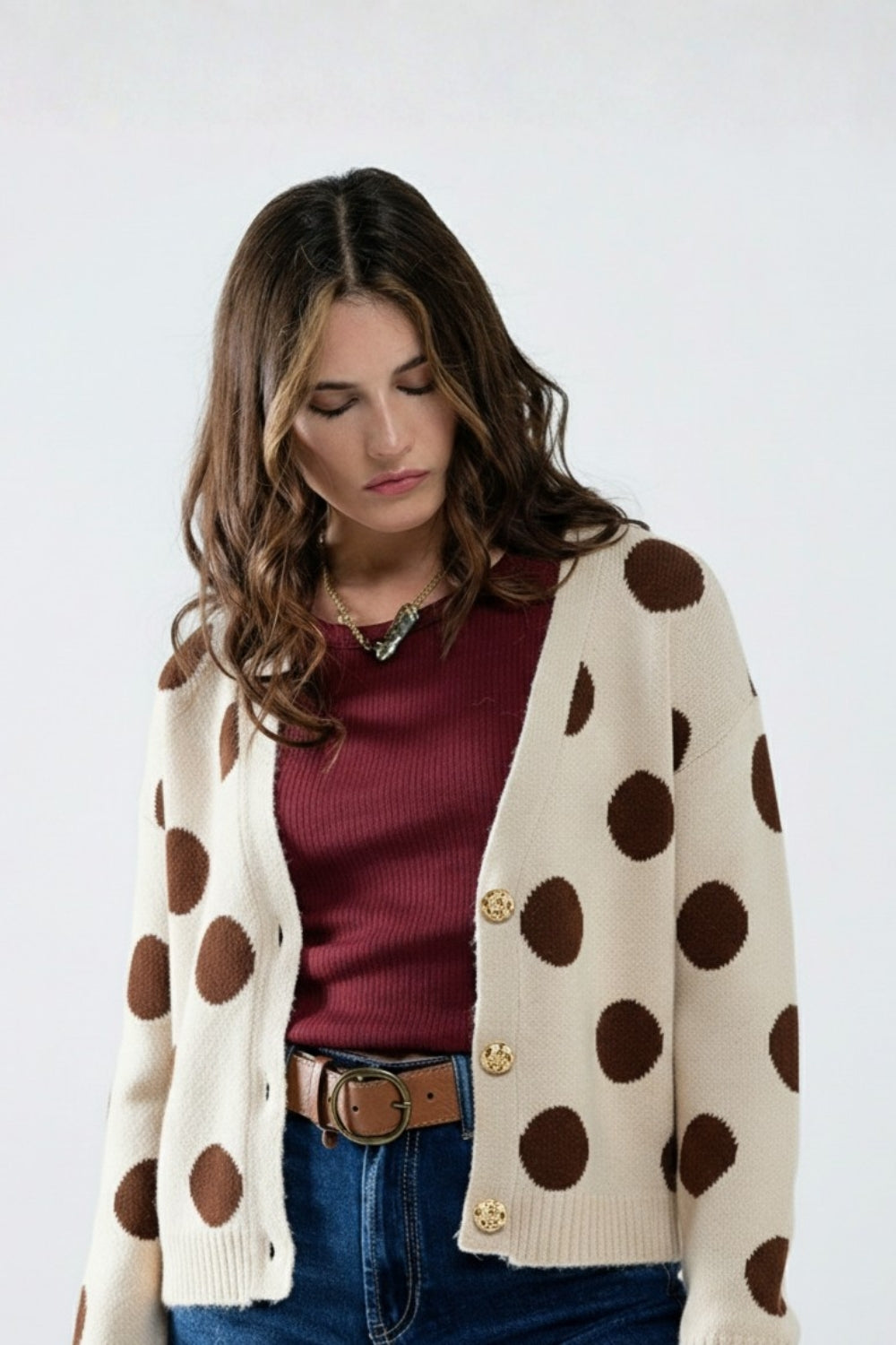 Veste en tricot crème à gros pois bruns et boutons dorés