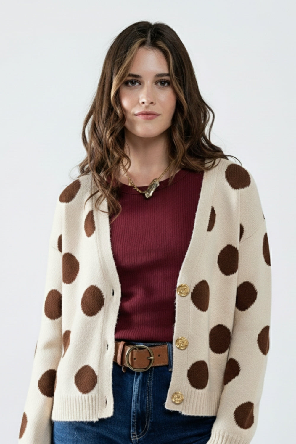 Veste en tricot crème à gros pois bruns et boutons dorés