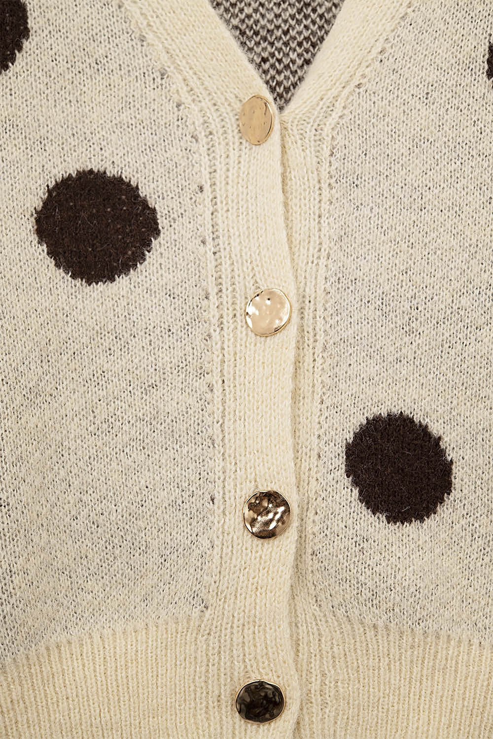 Veste en tricot crème à gros pois bruns et boutons dorés