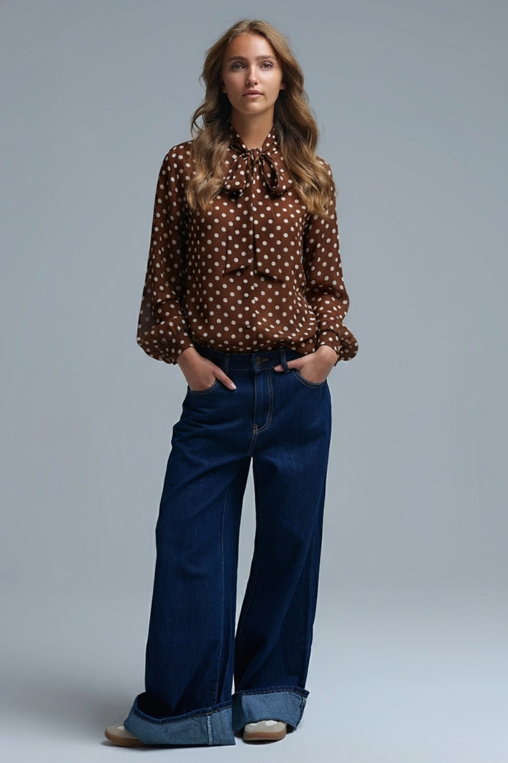 Chemise à pois marron avec détails en dentelle en mousseline de soie