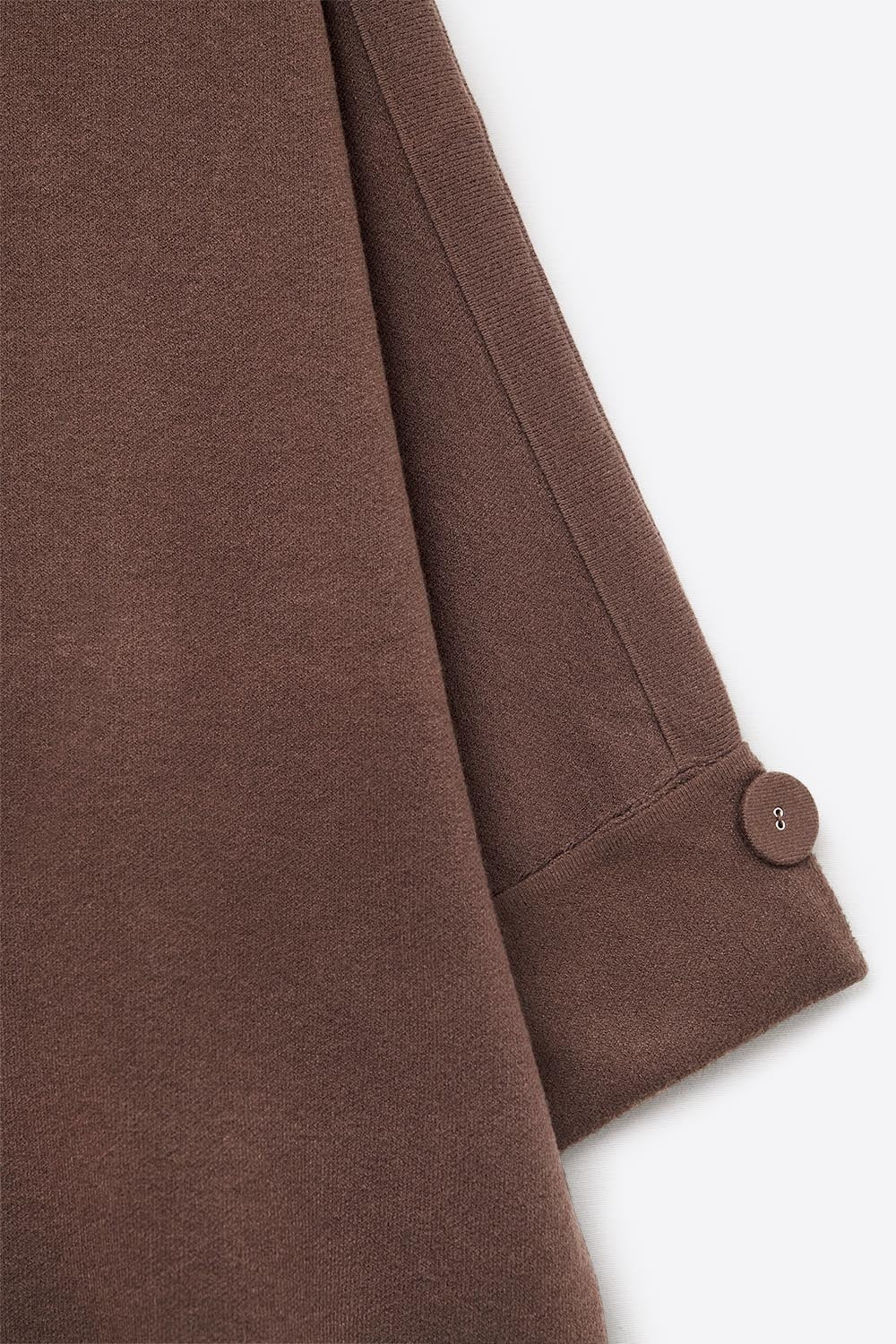 Pull en tricot marron avec détails de boutons