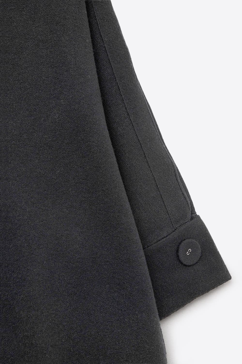 Pull noir en maille avec manches et boutons