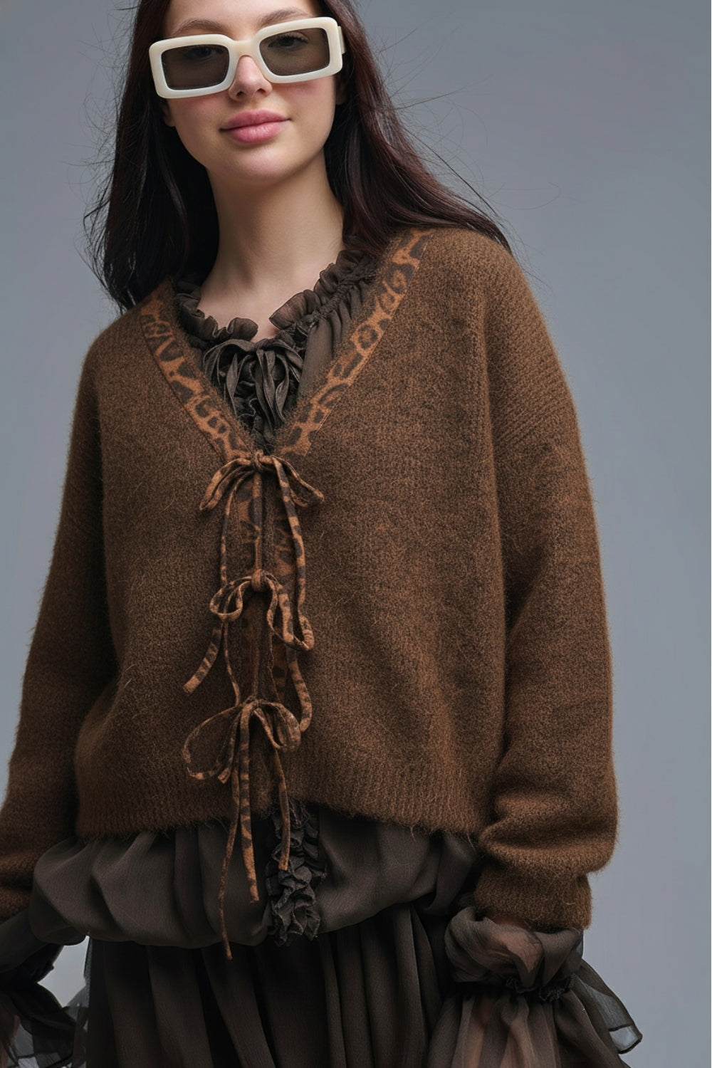 Cardigan en maille marron avec détails brodés en léopard