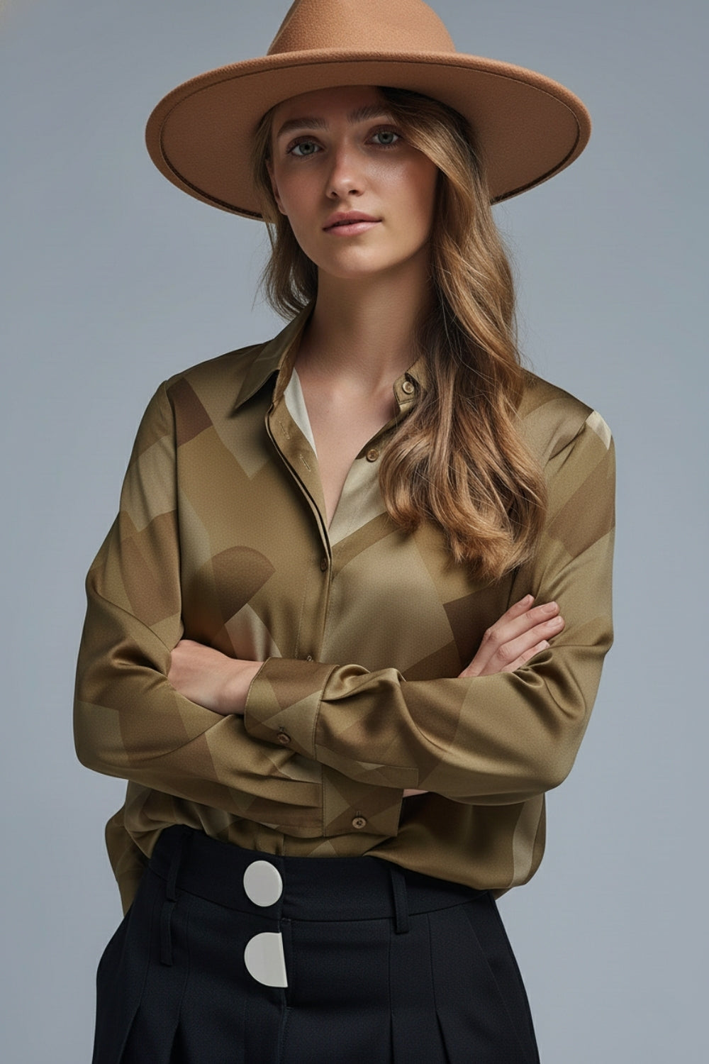 Chemise en satin vert à imprimé géométrique