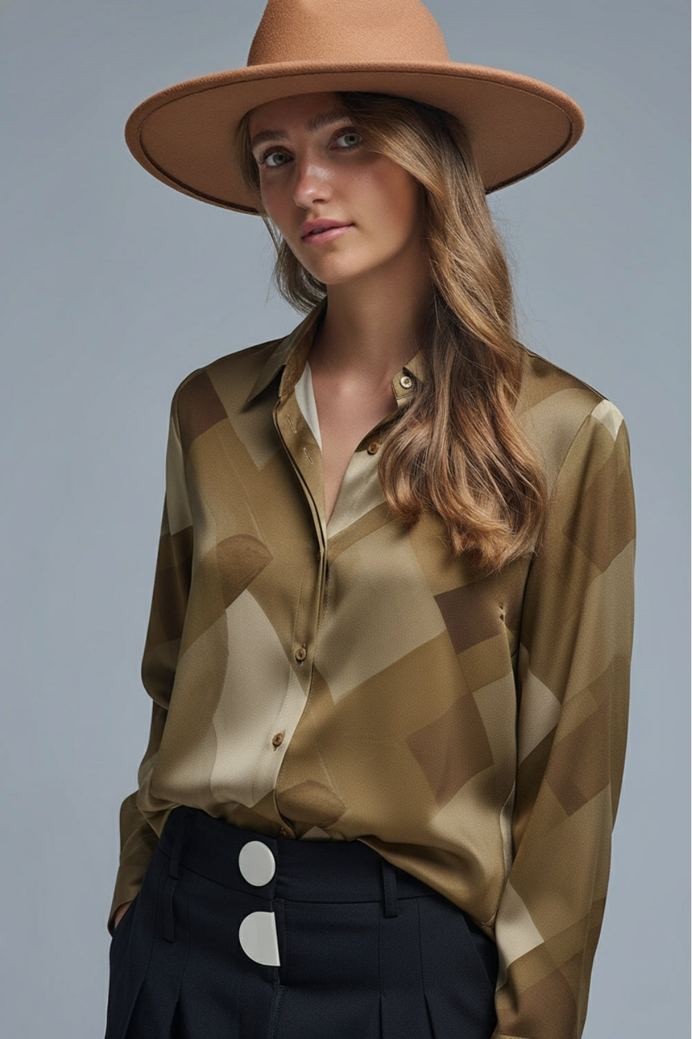 Chemise en satin vert à imprimé géométrique