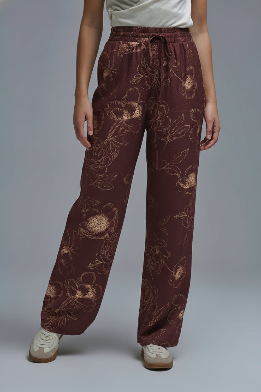 Pantalon fluide et léger bordeaux à imprimé floral automnal