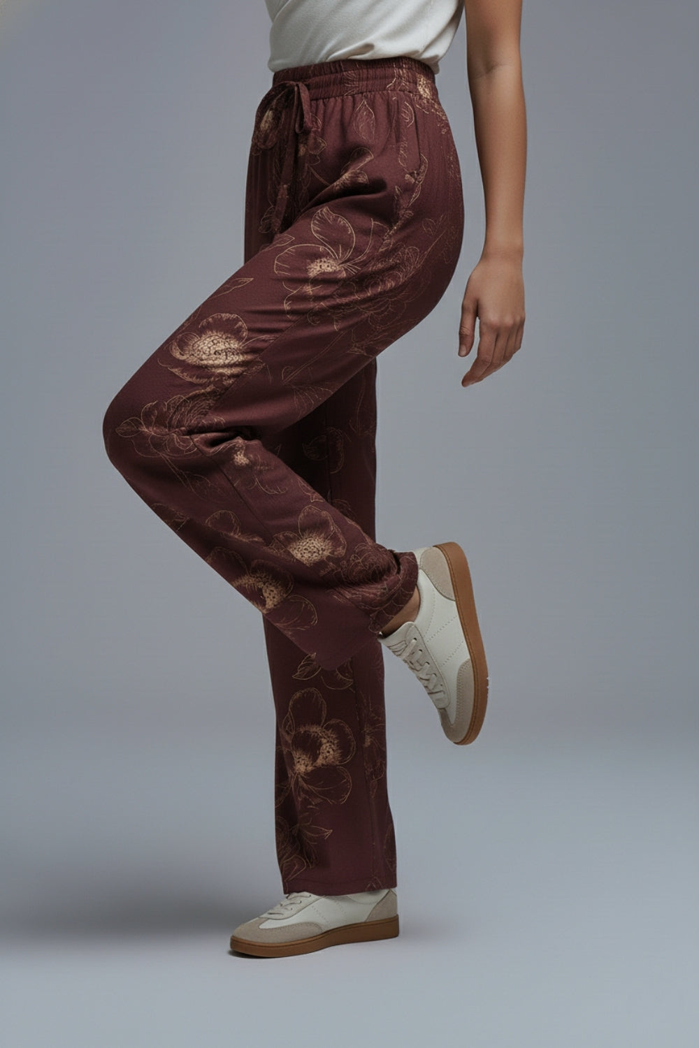 Pantalon fluide et léger bordeaux à imprimé floral automnal
