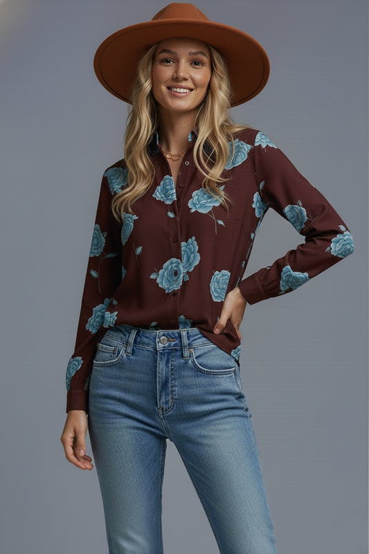Chemise boutonnée marron à imprimé floral bleu clair en satin