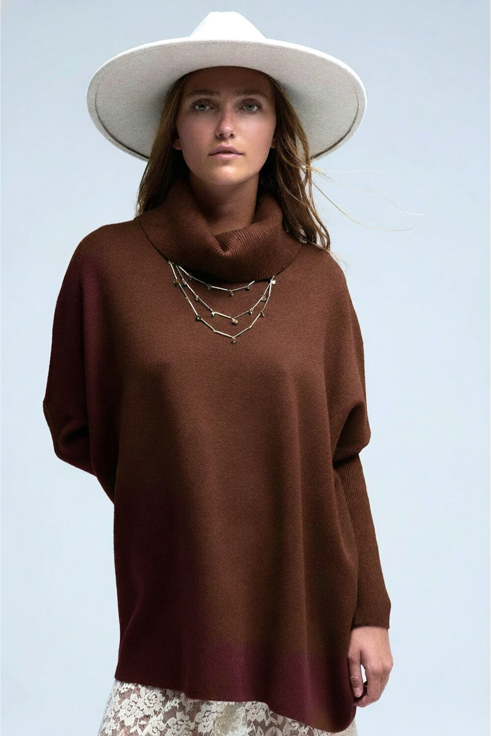 Pull tunique à col haut en brun avec manches ajustées