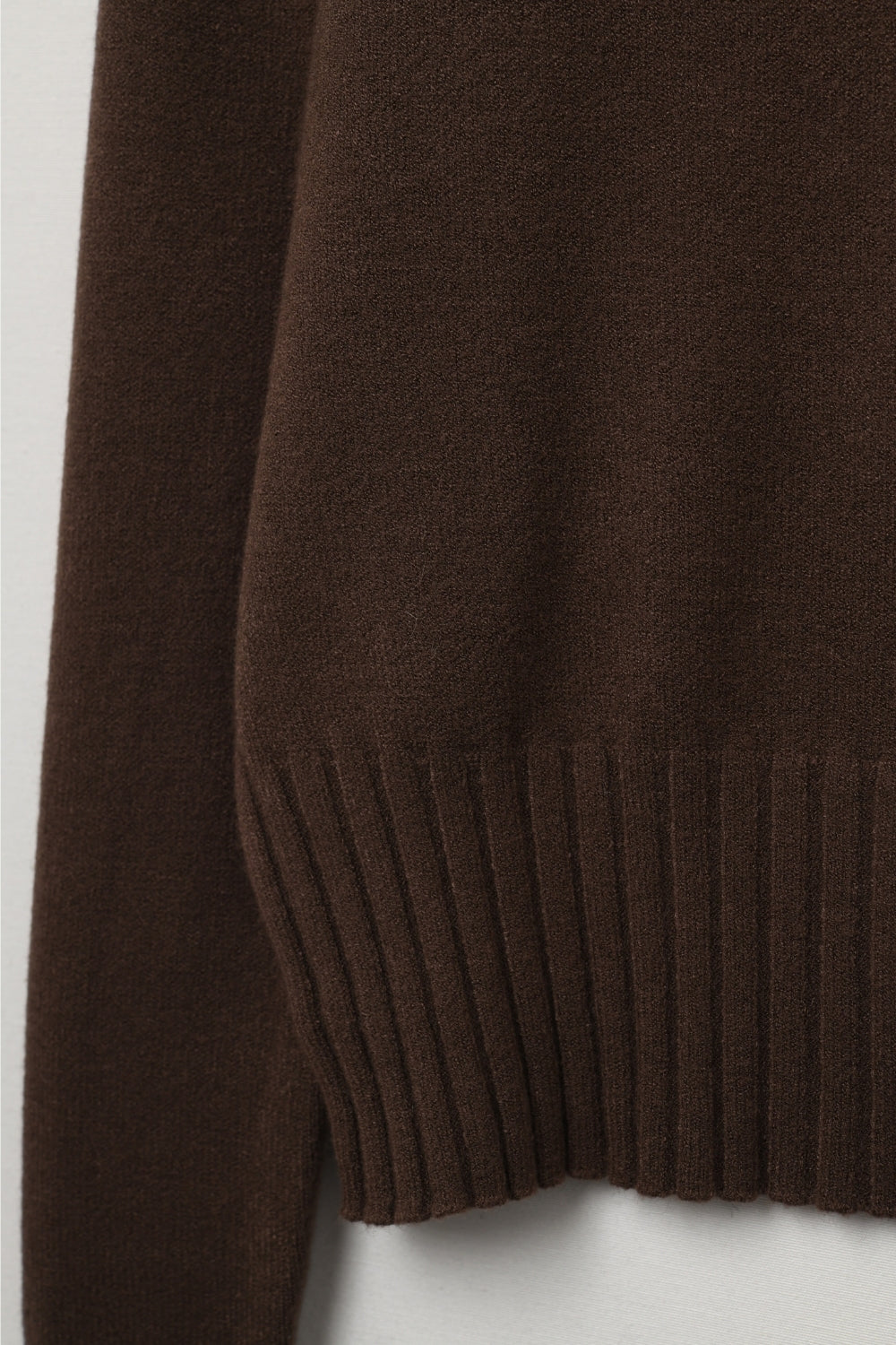 Pull en maille douce marron avec poignets et col côtelés