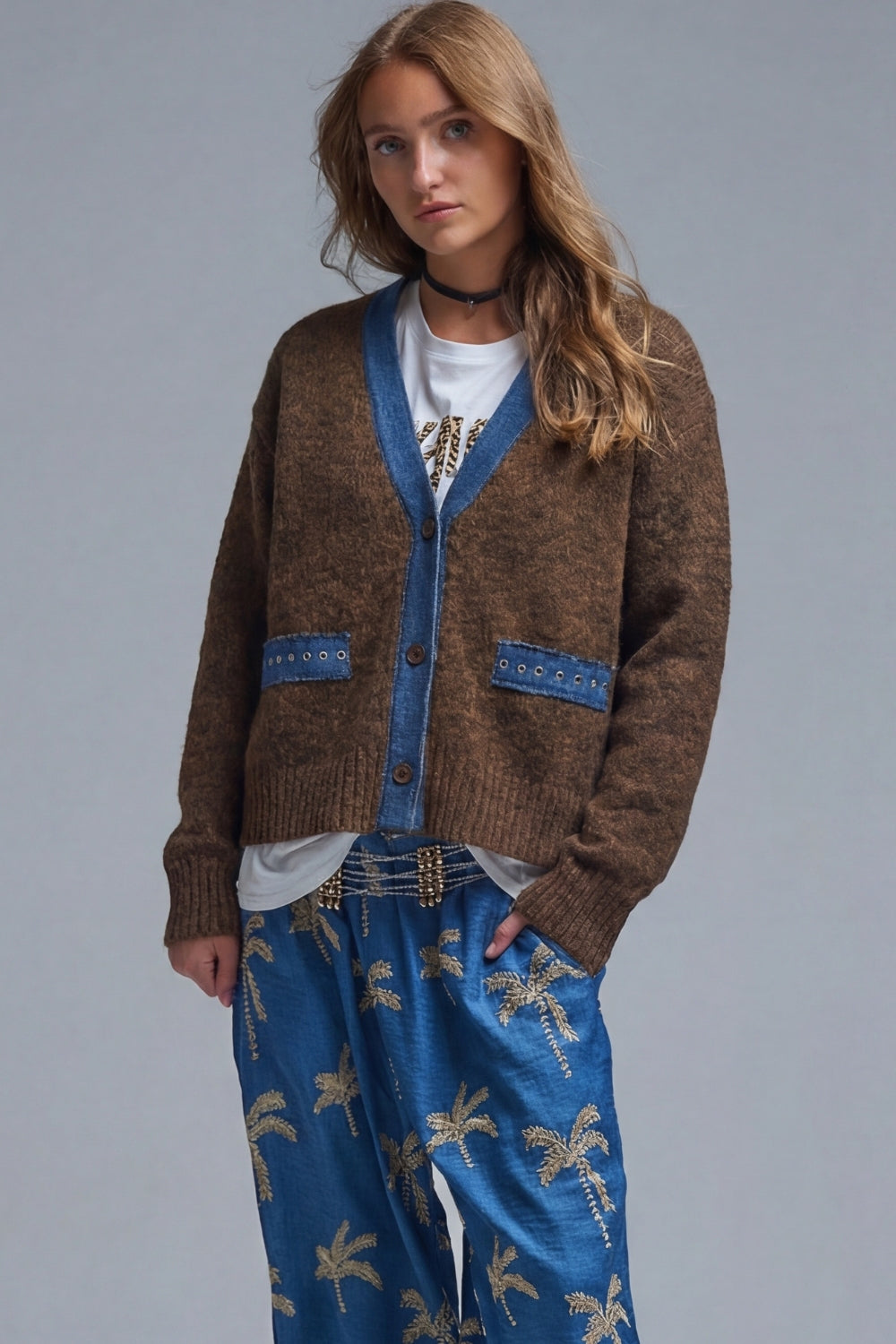 Cardigan marron avec détails en tissu denim