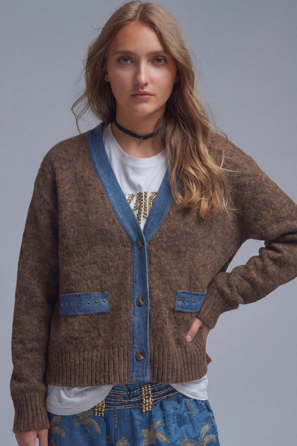 Cardigan marron avec détails en tissu denim