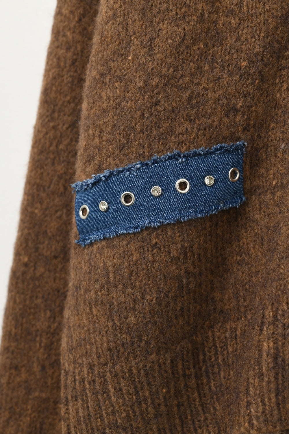 Cardigan marron avec détails en tissu denim