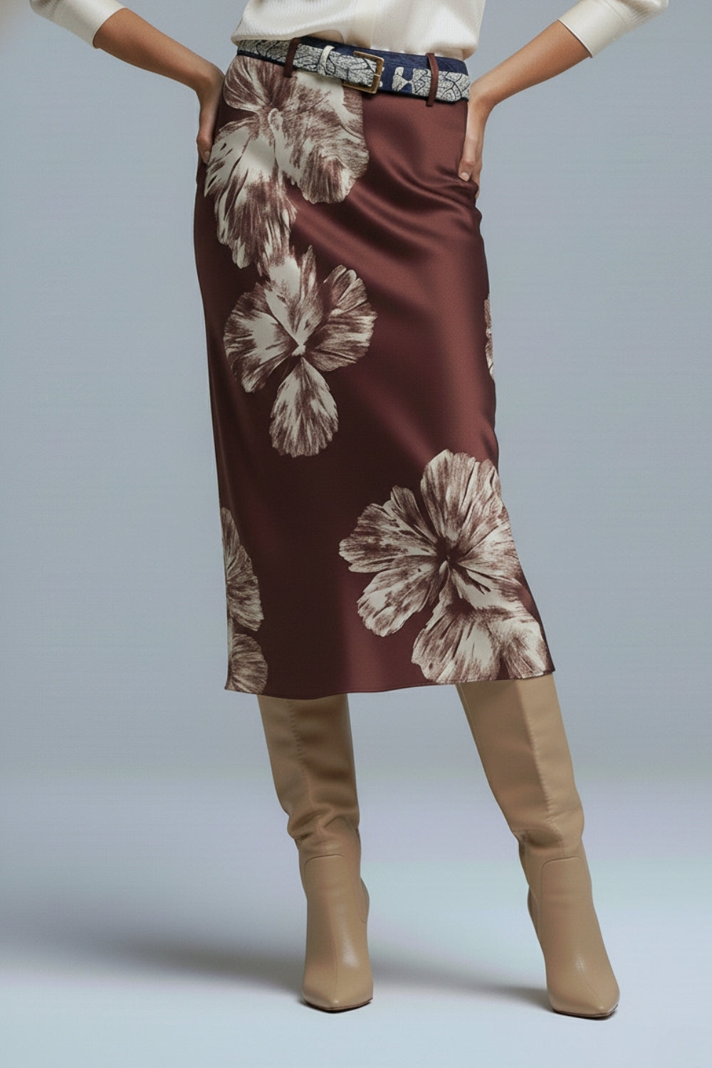 Jupe midi en satin bordeaux à motif floral
