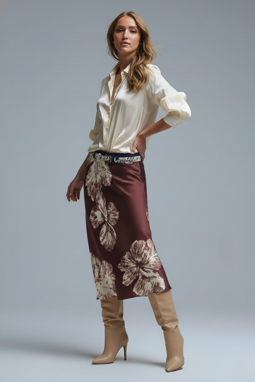 Jupe midi en satin bordeaux à motif floral