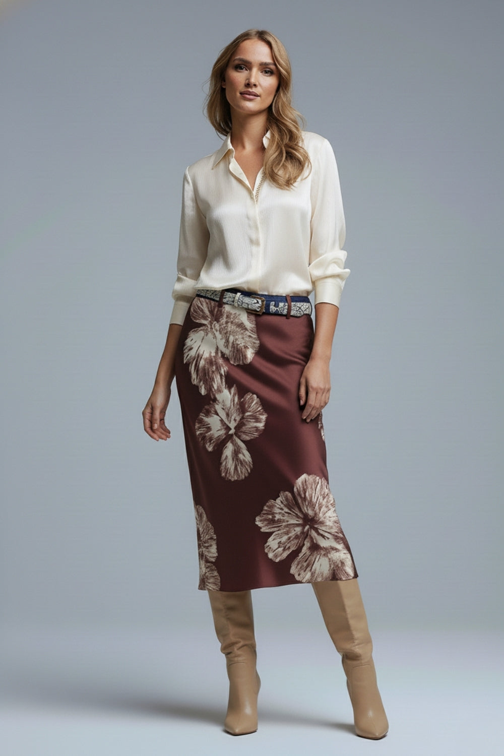 Jupe midi en satin bordeaux à motif floral