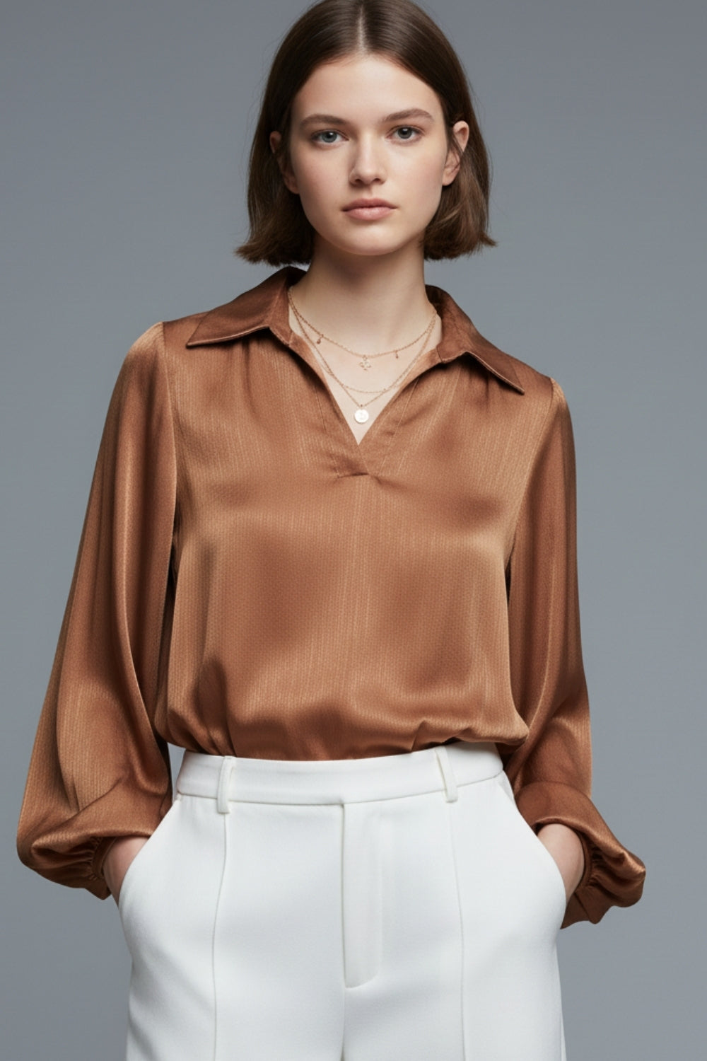 Elégant top cropped en satin brillant camel