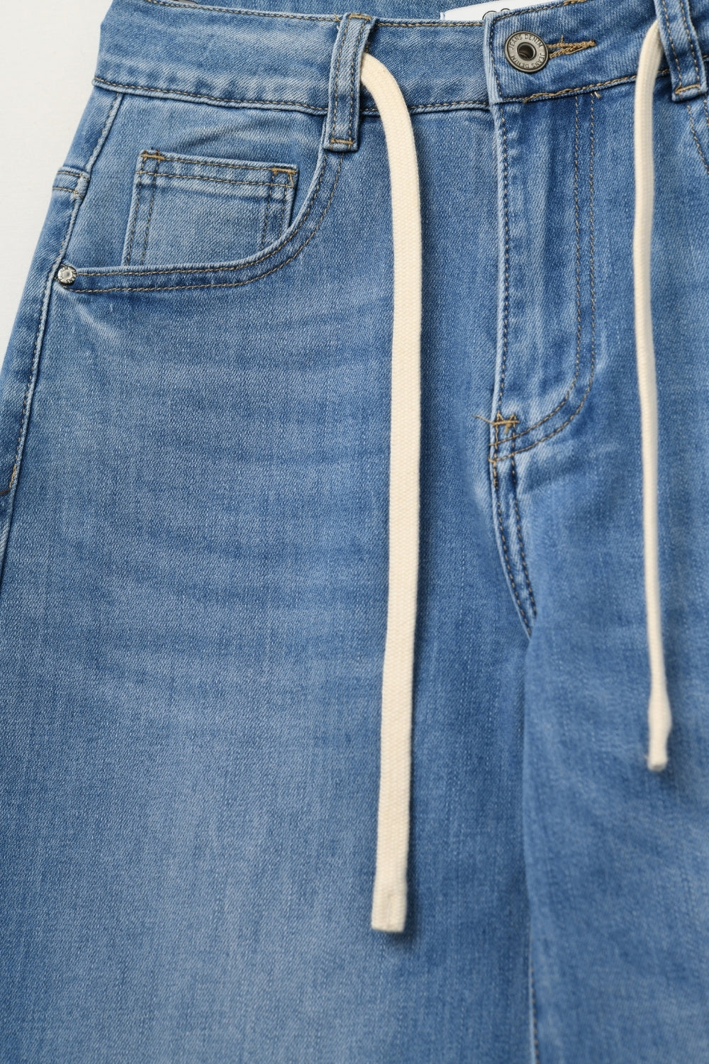 Jean à jambe large en délavage léger avec taille à cordon de serrage