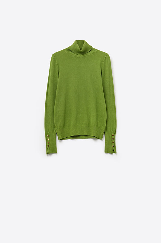 Pull à col roulé vert olive avec boutons dorés sur la manchette