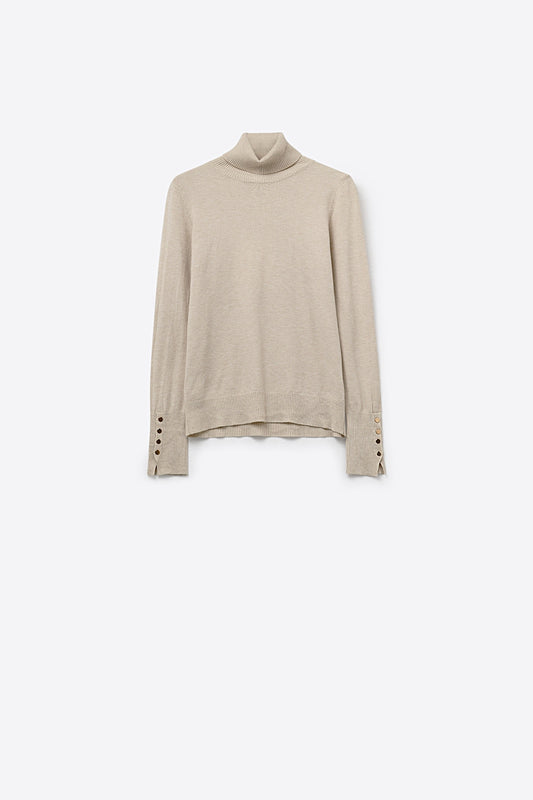 pull à col roulé beige avec boutons dorés sur la manchette