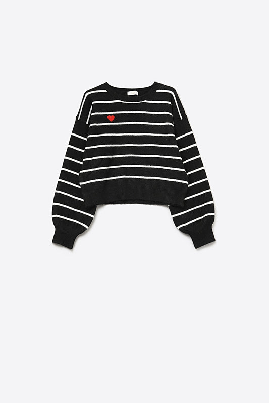 Pull en tricot noir avec détail de cœur rouge et rayures blanches