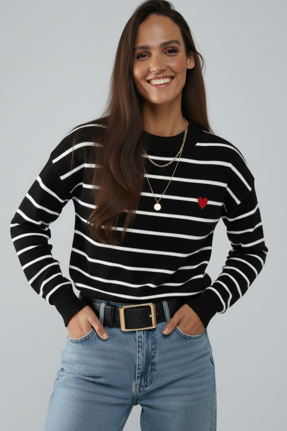 Pull en tricot noir avec détail de cœur rouge et rayures blanches