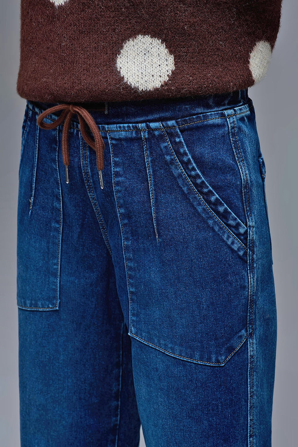 Jean jogger en denim à la coupe décontractée et à la taille à cordon de serrage