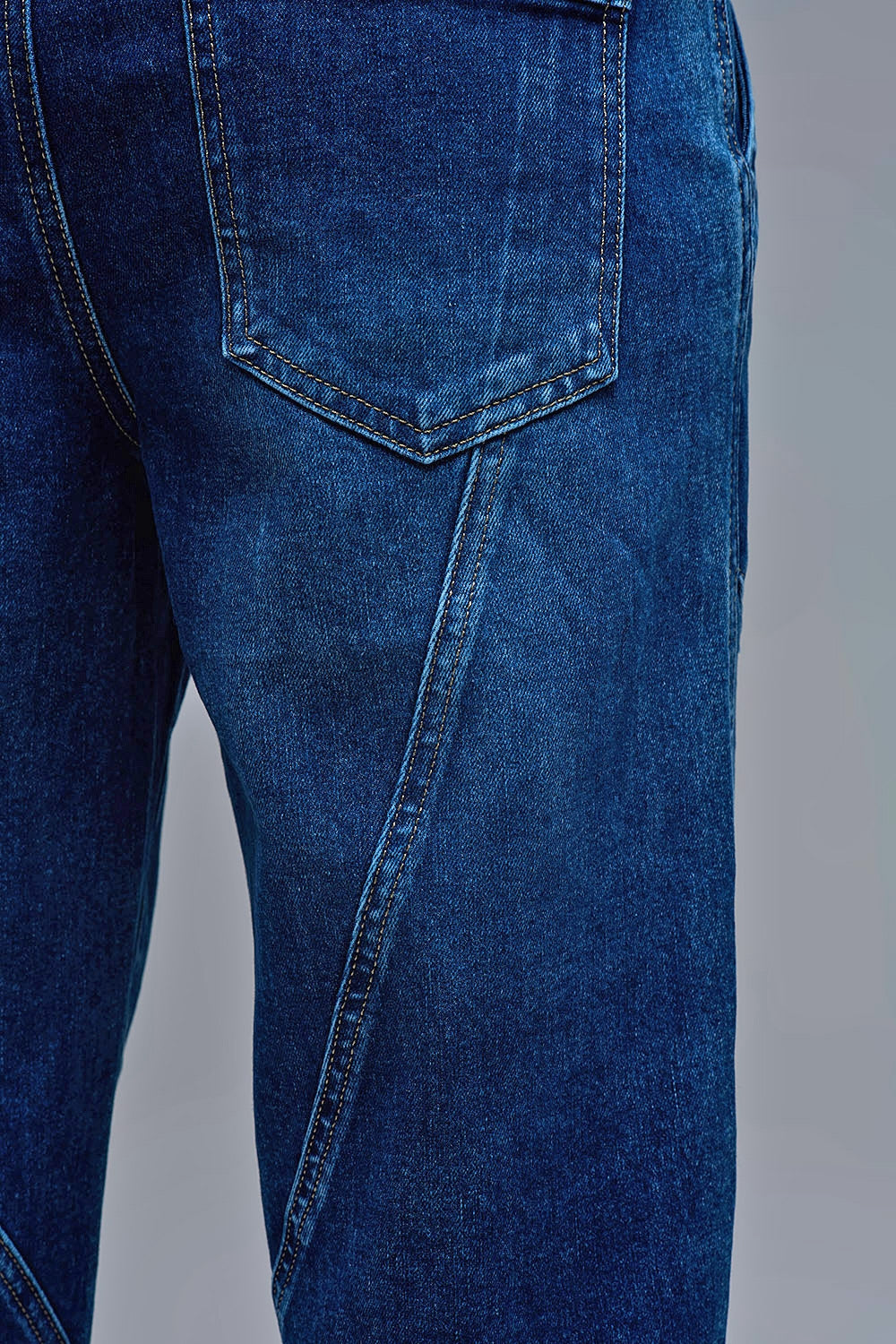 Jean jogger en denim à la coupe décontractée et à la taille à cordon de serrage